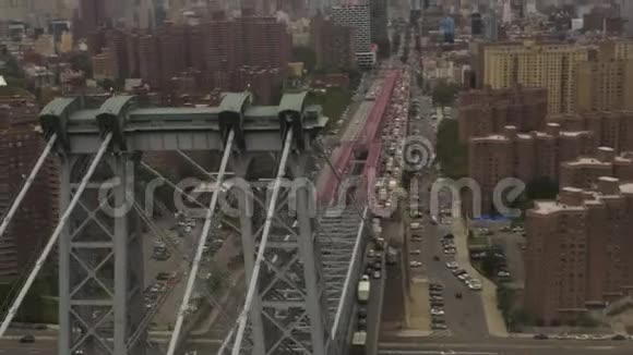 空中纽约威廉斯堡大桥近距离飞行有汽车和地铁视频的预览图