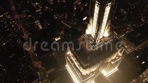 帝国大厦上方标志性的帝国大厦上空的呼吸圈照亮了平行的道路和路口视频的预览图