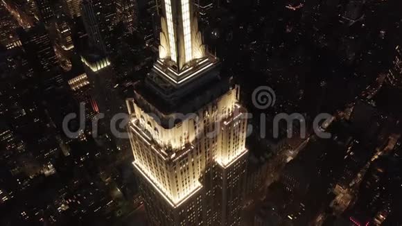 阿里史诗般的特写赫利拍摄的帝国国家大厦的上空照亮了平行的大道和住宅区视频的预览图