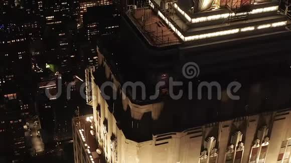 帝国大厦上方标志性的帝国大厦上空的呼吸圈照亮了平行的道路和路口视频的预览图