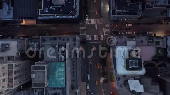 空气鸟瞰曼哈顿纽约市道路繁忙的汽车交通和城市灯视频的预览图