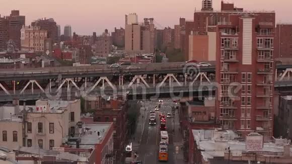 天籁日落时俯瞰纽约大桥视频的预览图