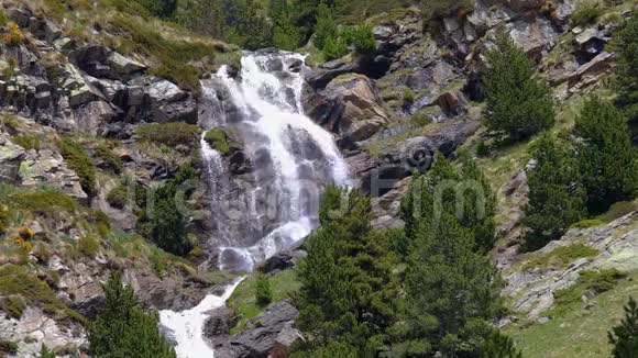 西班牙比利牛斯山脉的大瀑布靠近努里亚山谷视频的预览图