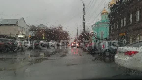 多云多雨的秋日从车窗看到城市一个行人穿过马路视频的预览图