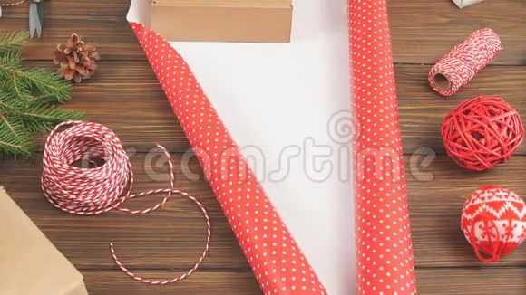 女人用木桌上的设备和装饰物品包装礼盒准备庆祝圣诞节视频的预览图