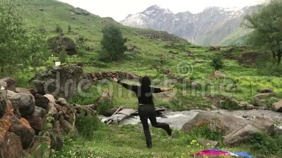 欢乐女游客在山中央跳舞旅游理念视频的预览图