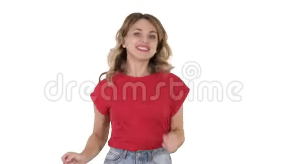 穿着红色t恤和牛仔裤的跑步女孩在白色背景上微笑视频的预览图