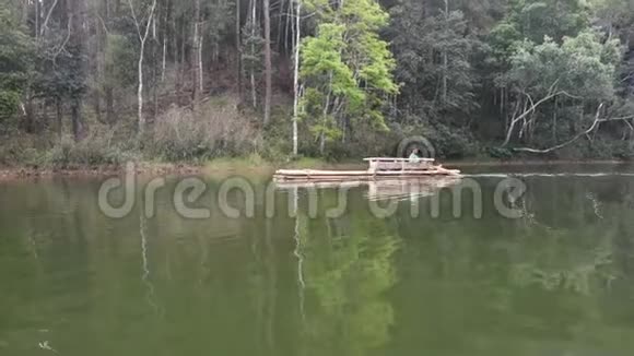 泰国人和外国游客在庞恩格湖上划船竹筏视频的预览图