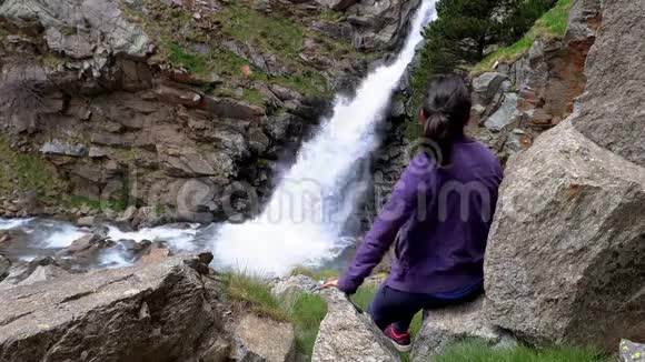 西班牙比利牛斯山脉的大瀑布靠近努里亚山谷视频的预览图