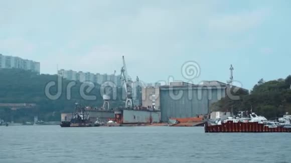 小游艇站在码头上视频的预览图