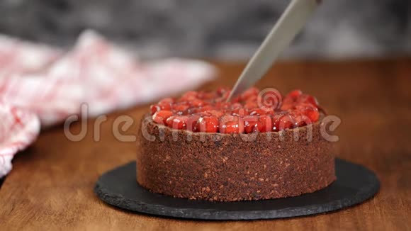 女人用刀子切巧克力芝士蛋糕自制甜点视频的预览图