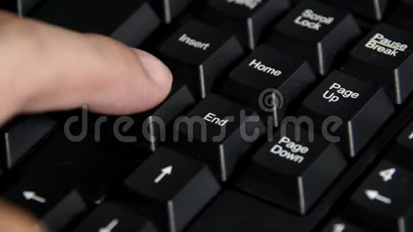 电脑人在电脑键盘上点击删除按钮视频的预览图