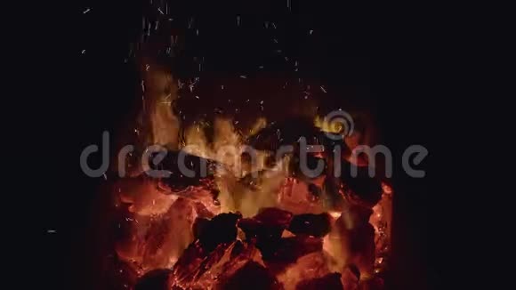 燃烧黑煤的特写行动在大自然中烧烤煤上燃烧小火焰滚烫的煤视频的预览图