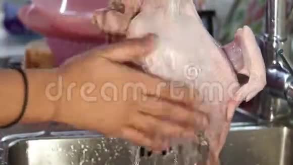 洗生鸡煮自制食物视频的预览图
