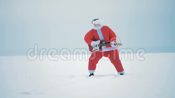 冬天的风景圣诞老人弹吉他视频的预览图