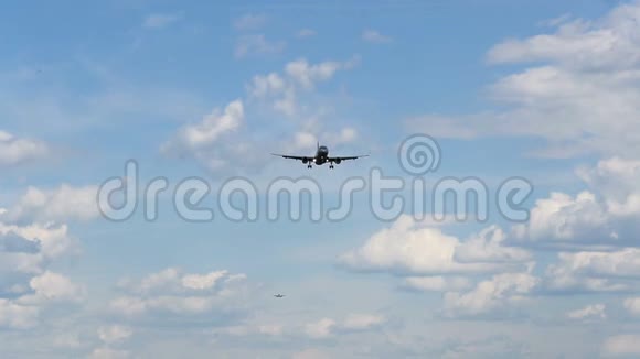 两架飞机正在降落视频的预览图