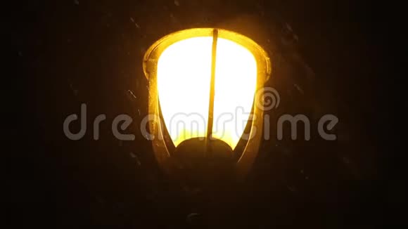 夜晚的灯笼和降雪寒假季节视频的预览图