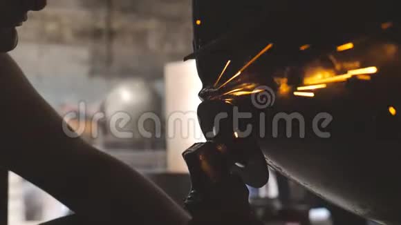 维修工或机修工男性手在车间使用电动砂轮机打磨旧车体睫毛和视频的预览图