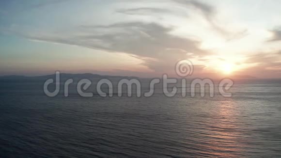 空中无人驾驶飞机观看美丽的日落在希腊的爱琴海视频的预览图