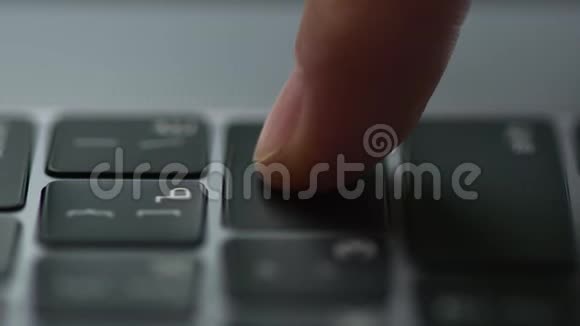 一个人在办公室工作手提电脑键盘上输入文字视频的预览图