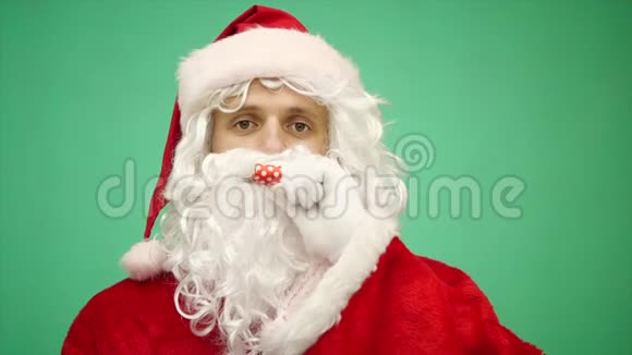 圣诞老人带着派对吹口哨准备圣诞庆祝圣诞老人庆祝寒假彩色键视频的预览图