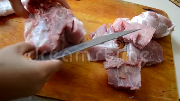 女人在切肉板上切生牛肉用来炖或炖肉视频的预览图