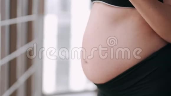 穿着运动服装的孕妇正在做运动视频的预览图