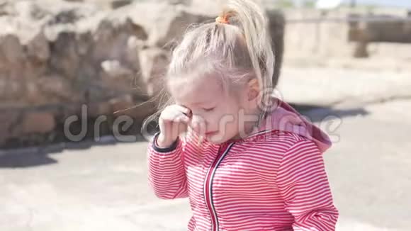 小女孩在哭一个穿夹克的孩子在街上咆哮视频的预览图