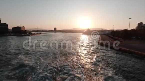 海景离开比雷埃夫斯港而太阳升起希腊最大的港口动作缓慢视频的预览图