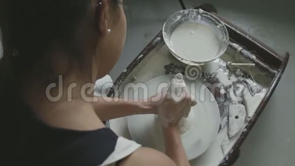 在陶轮上塑造陶罐视频的预览图