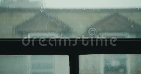 暴风雨时雨滴落在窗户上视频的预览图