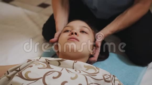 肖像年轻女子接受头部按摩近距离瑜伽按摩治疗头痛和疲劳瑜伽和泰语视频的预览图