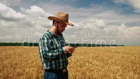 农民在智能手机上发短信视频的预览图
