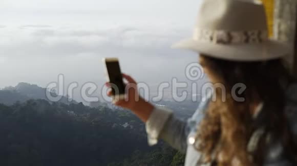 女人在山上自拍视频的预览图