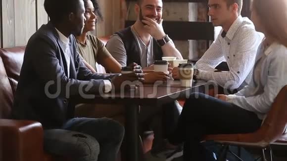 非洲和高加索地区的朋友在咖啡屋会议上打赌握手视频的预览图