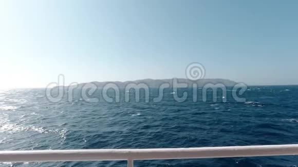 从在爱琴海缓慢航行的船只上看到希腊岛视频的预览图