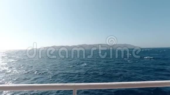 从在爱琴海航行的船只上看到希腊岛视频的预览图