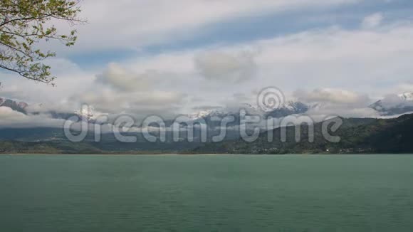 电影效果与移动的山湖表面视频的预览图