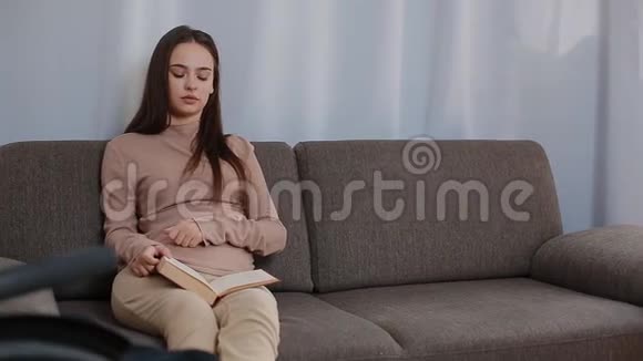可怜的残疾妇女在看书视频的预览图