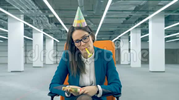 女店员爆了一个派对饼干戴着庆祝帽沉闷的生日理念视频的预览图