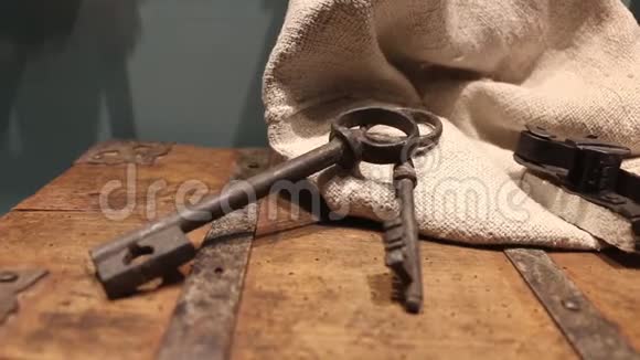 旧的生锈的钥匙和其他历史物品躺在大宝箱上视频的预览图