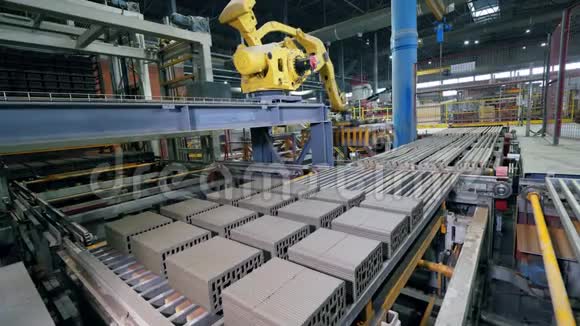 现代机器人运输机正在取代陶瓷材料现代工业工厂视频的预览图