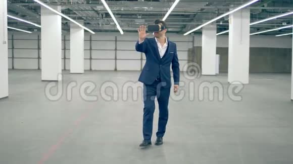 一位商人在工作时戴着VR眼镜增强现实视频的预览图