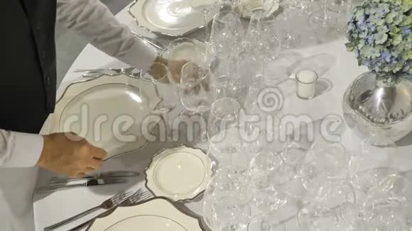 用美味的菜肴招待客人的桌子设置侍酒师为品酒设置酒杯生日会议视频的预览图
