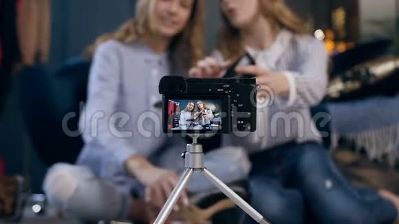 特写镜头拍摄两位年轻英俊女子的美丽和化妆视频博客视频的预览图
