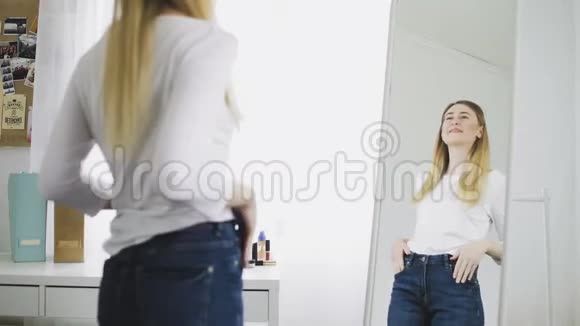 漂亮的女人照镜子检查她的倒影视频的预览图