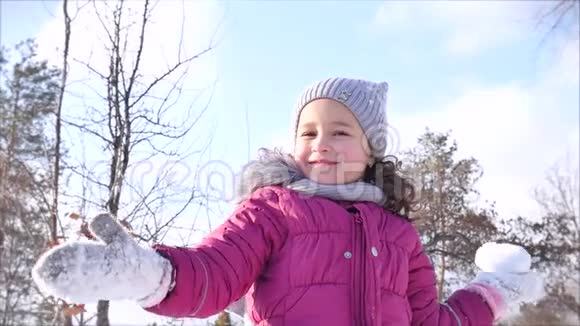 快乐有趣的童年在阳光明媚的冬日户外女儿和父亲玩雪球扔雪球视频的预览图