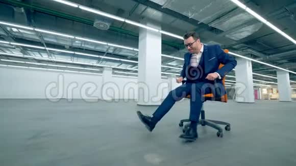 男店员骑着一张桌子椅子玩得很开心视频的预览图