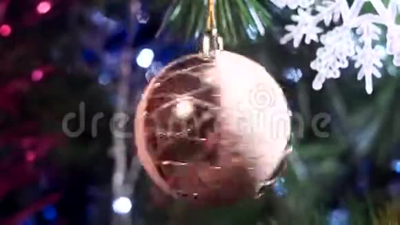 圣诞球旋转圣诞树的概念新年圣诞节视频的预览图