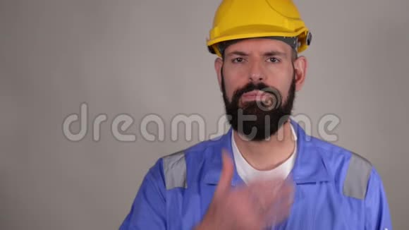 有思想的留着胡子的中年男人戴着安全帽摸着胡子用聪明的脸思考问题视频的预览图